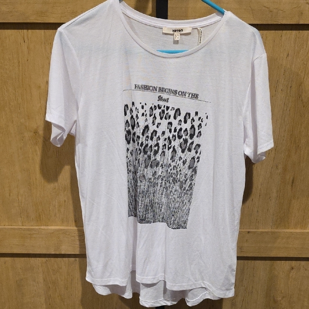 (J42) Womans Sz XL, White Graphic Short Sleeve Tee